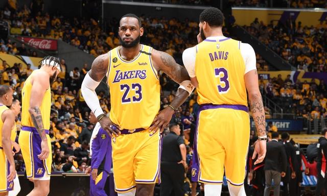 何被一脚直 何被一脚直